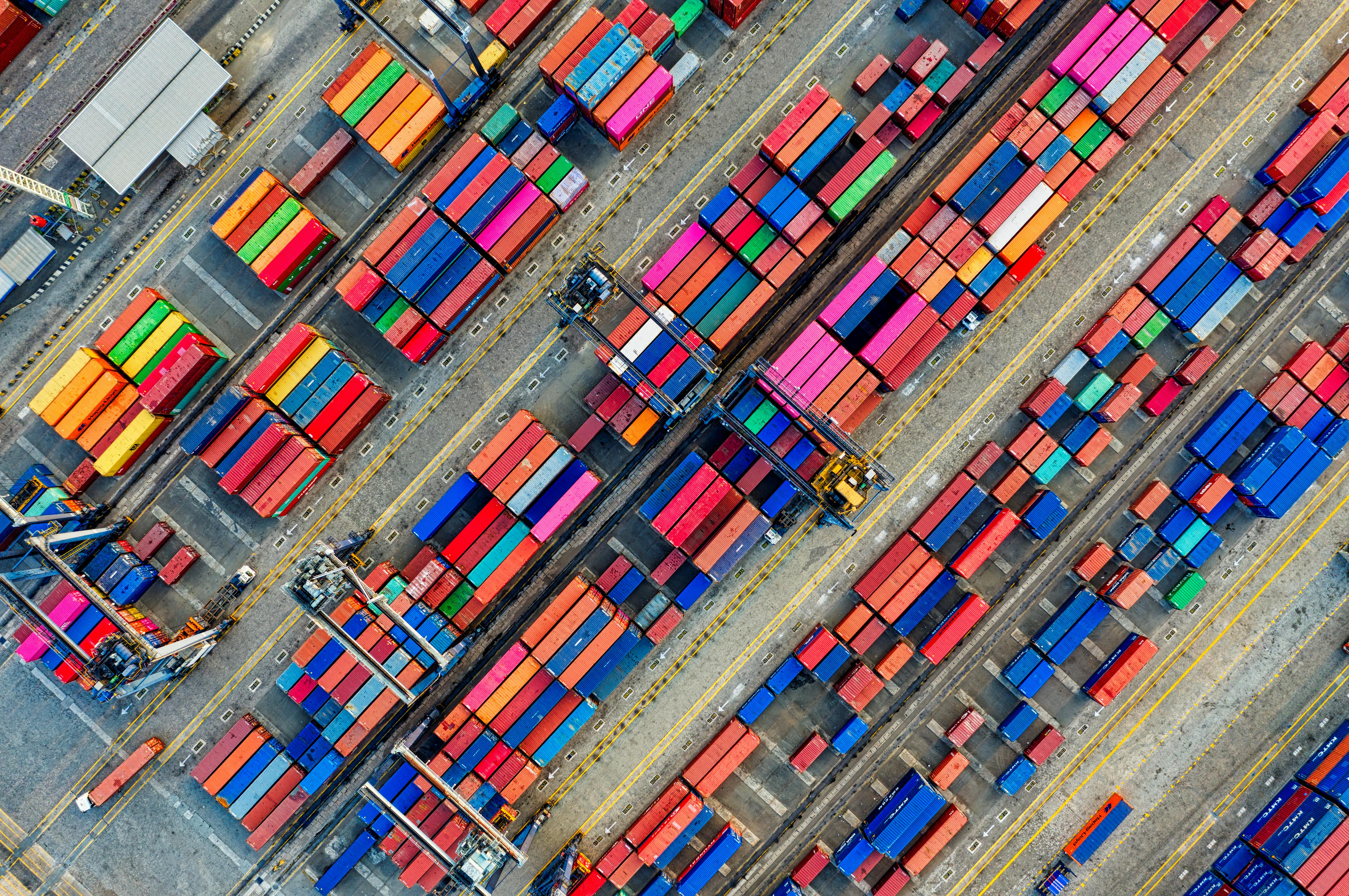 Logistique multi-secteurs — port à conteneurs international